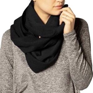 NWT Beyond Yoga Hidden Pocket Infinity Scarf Soft scarf one size Black